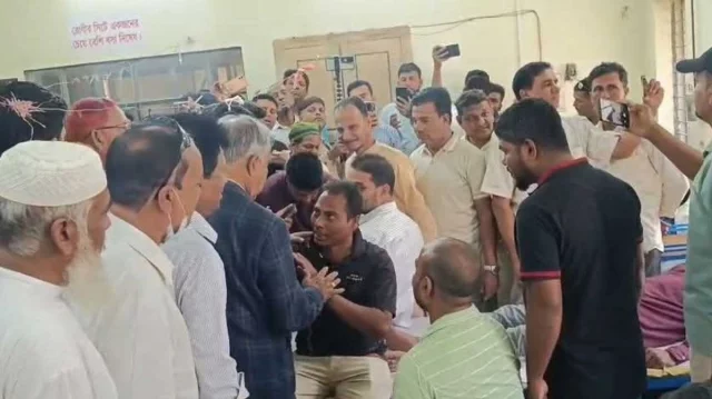 বরগুনায় 'চাঁদার টাকা ভাগাভাগি' নিয়ে স্বেচ্ছাসেবক দলের দুই পক্ষের মারামারি